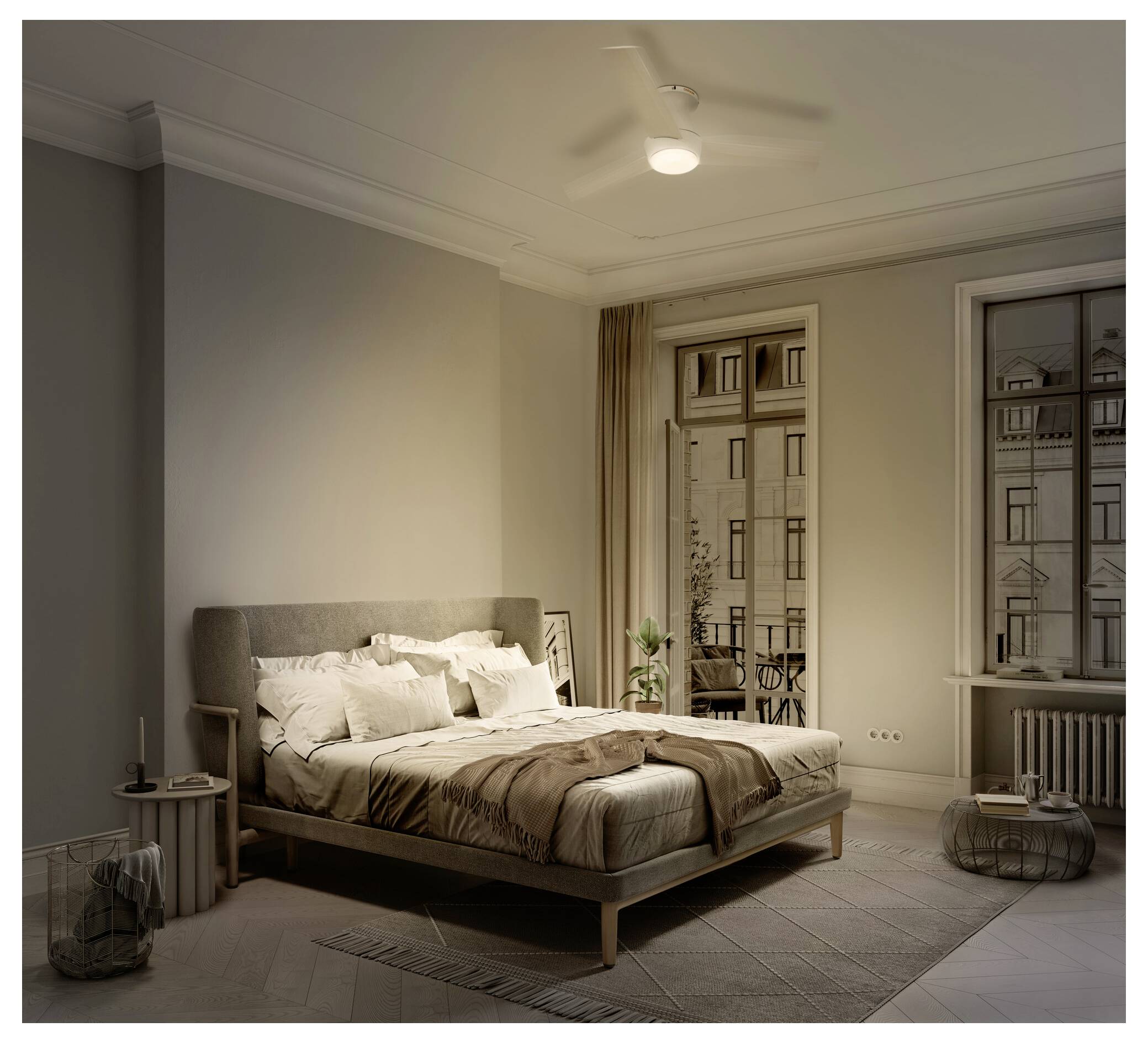 Camera da letto minimalista con un letto sfatto, comodino, tappeto e grandi finestre che si affacciano su un edificio della città.