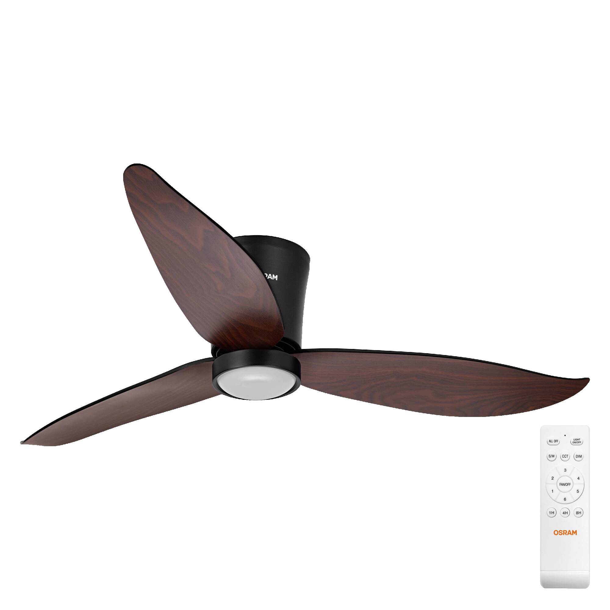 Ventilatore da soffitto a tre pale con pale in finitura legno scuro e motore nero, mostrato con un telecomando bianco.