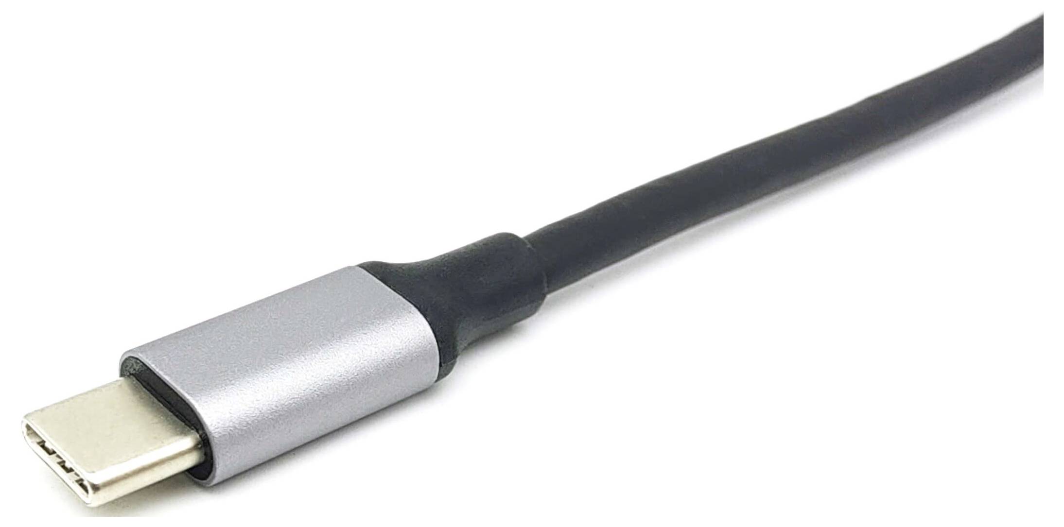 Primo piano di un connettore USB-C attaccato a un cavo nero su sfondo bianco.