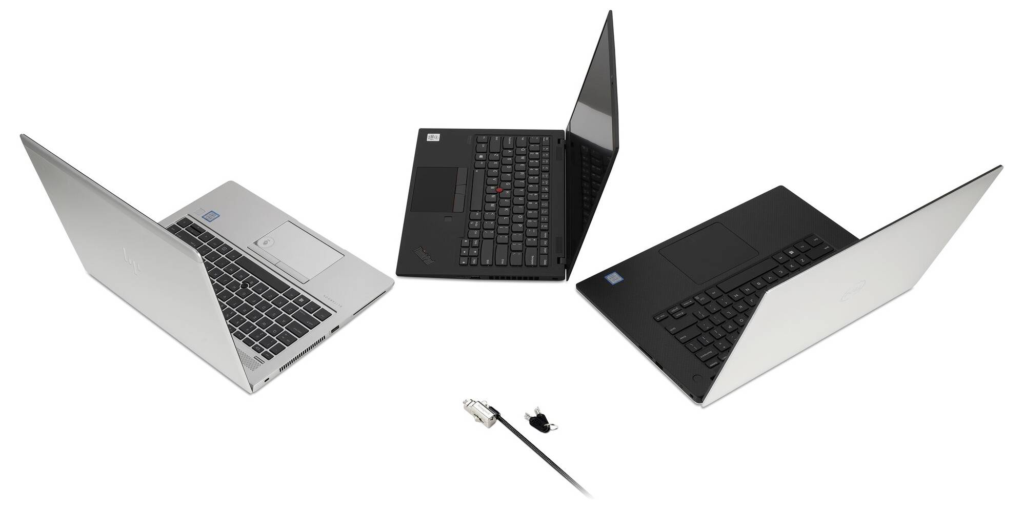 Tre laptop aperti mostrati da angolazioni diverse: argento sulla sinistra, nero al centro e nero sulla destra, con un cavo di alimentazione sottostante.