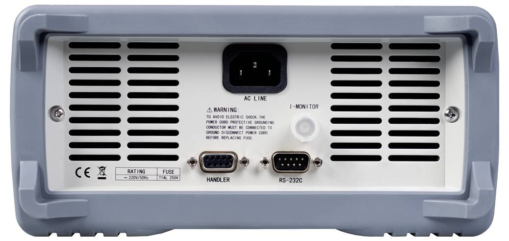 Pannello posteriore di un dispositivo elettronico con ingresso alimentazione AC, spia di monitoraggio, fessure di ventilazione, etichetta di avvertenza, e connettori 'HANDLER' e 'RS-232C'.