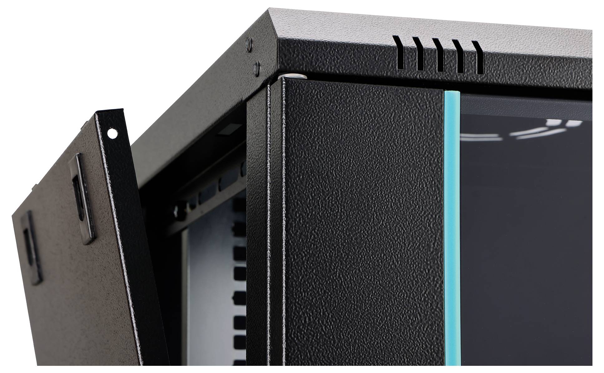 Primo piano di un armadio per server o attrezzature in metallo nero con un pannello laterale aperto e un bordo anteriore in vetro illuminato di ciano.