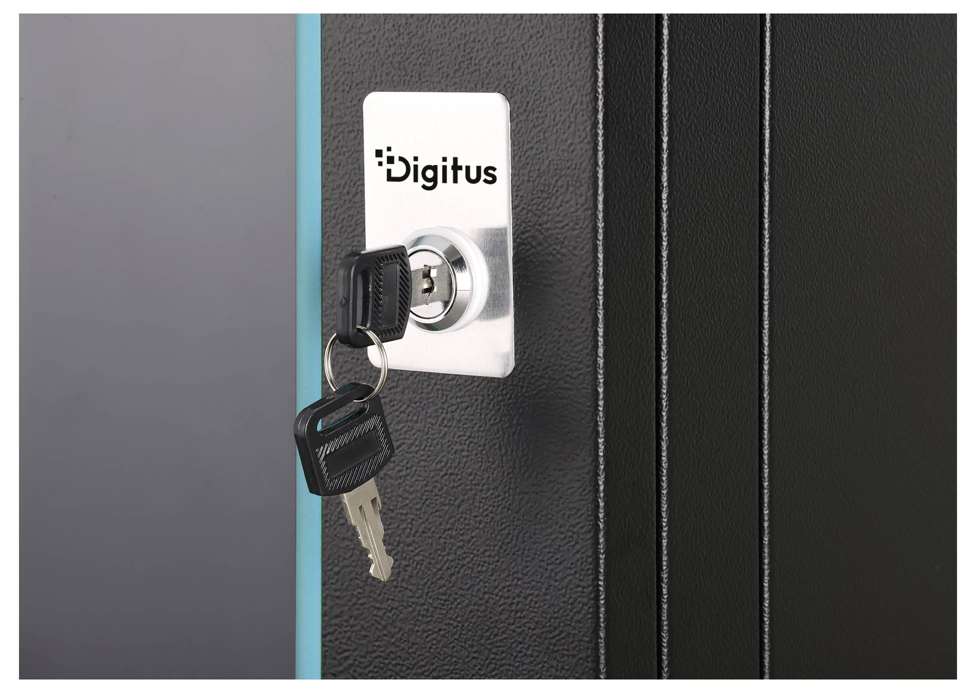 Primo piano di un lucchetto per armadio Digitus con una chiave inserita, su una porta in metallo nero con bordo blu.