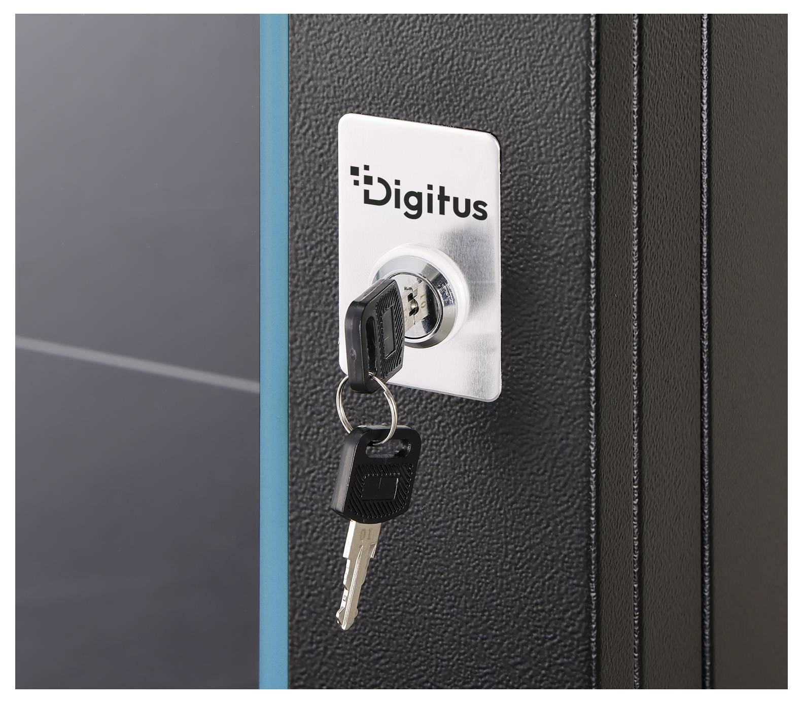 Primo piano di una porta di cassaforte Digitrus con una chiave inserita nella serratura e una seconda chiave sul portachiavi.
