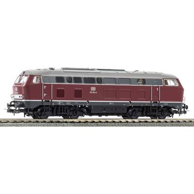Vista laterale di un modello di locomotiva diesel color bordeaux su binari, con tetto argentato e sottocarro nero, mostrato su sfondo bianco.