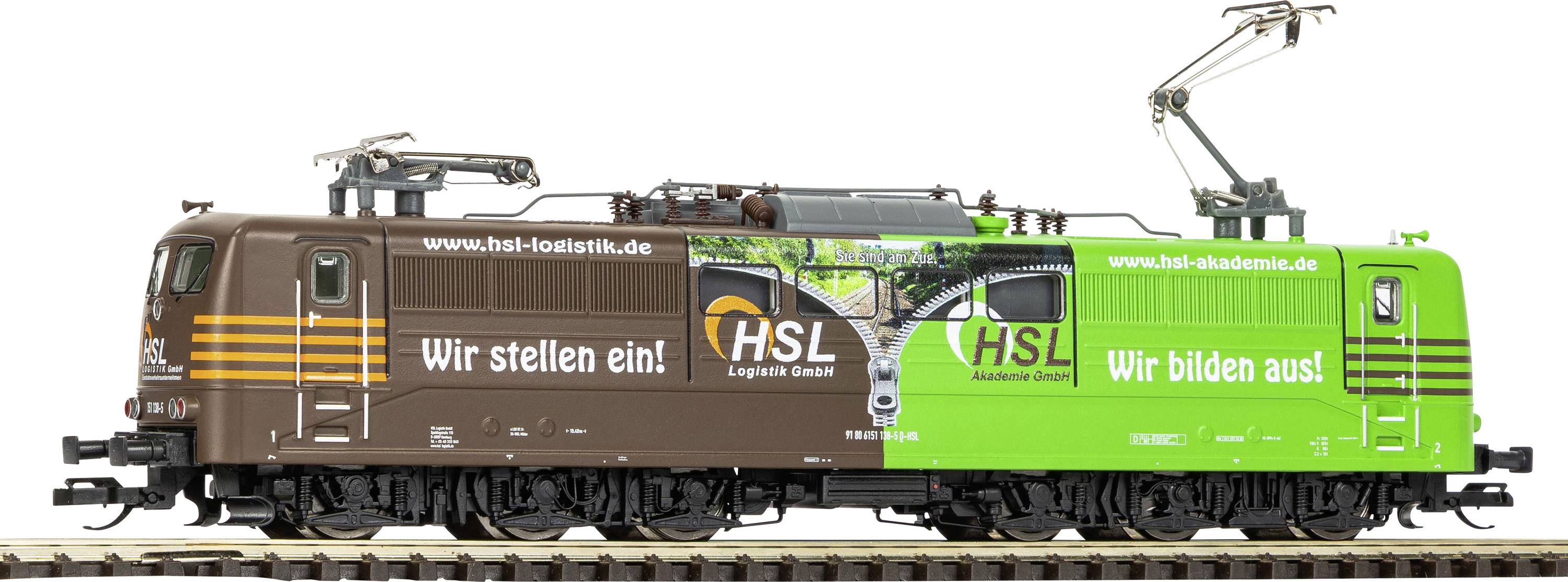 Vista laterale di una locomotiva del treno HSL Logistics in livrea pubblicitaria marrone e verde, con il testo "Stiamo assumendo!" e "Stiamo formando!" sui lati.