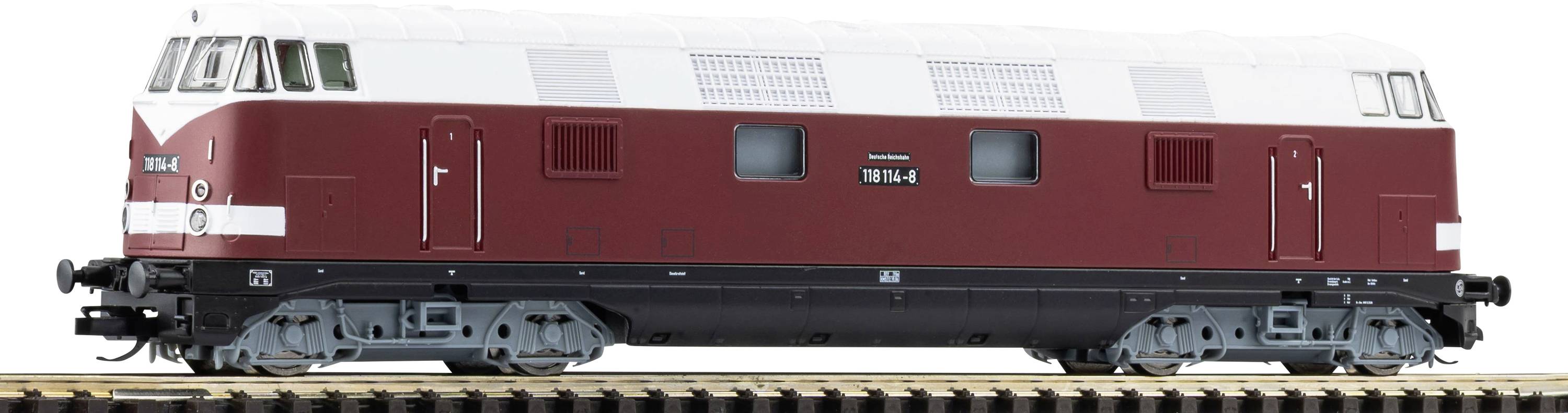 Vista laterale di una locomotiva diesel rossa e bianca su binari, mostrata su uno sfondo bianco uniforme.