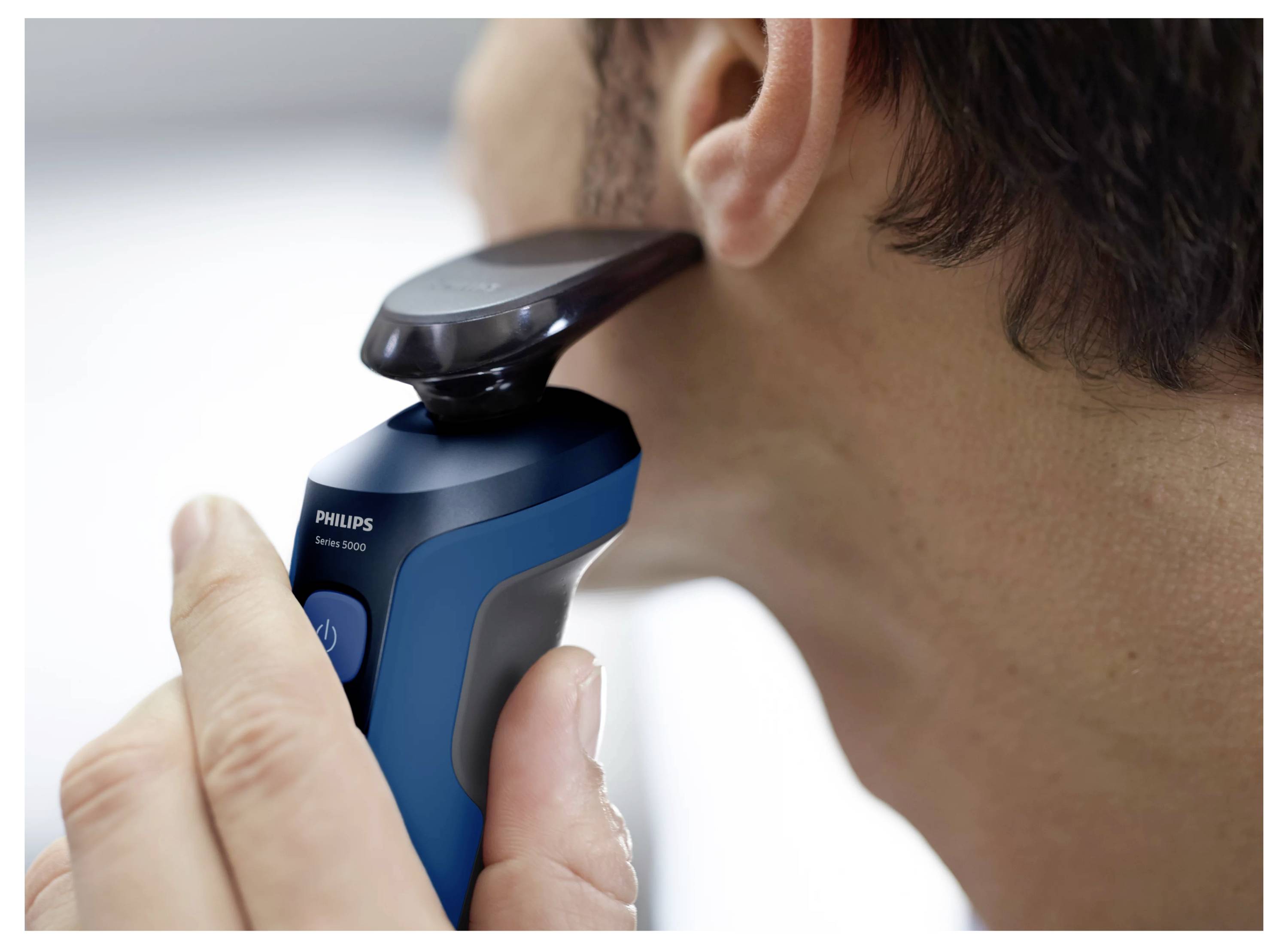 Persona che si rade il collo con un trimmer elettrico Philips tenuto vicino sotto la linea della mascella.