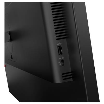 Primo piano del pannello laterale di un monitor nero o dispositivo con una porta USB-A e una porta USB-C etichettata SS, più fessure di ventilazione.