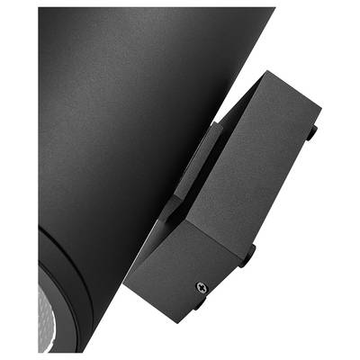 Primo piano di un apparecchio spotlight regolabile nero montato ad angolo su un soffitto o binario.