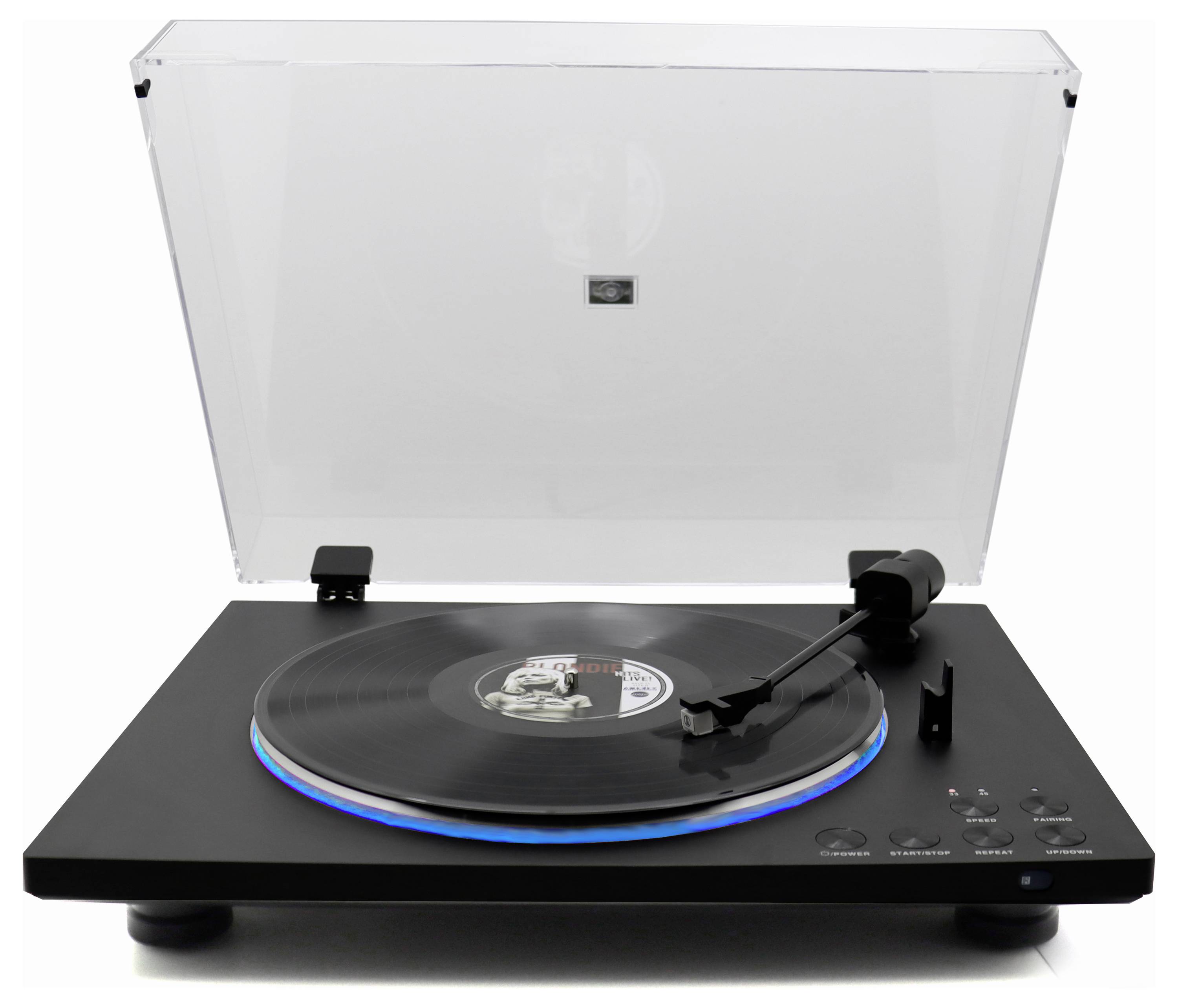 Un giradischi nero con un disco in vinile in riproduzione sotto una custodia antipolvere trasparente sollevata, che mostra un braccio stilo e pulsanti di controllo.