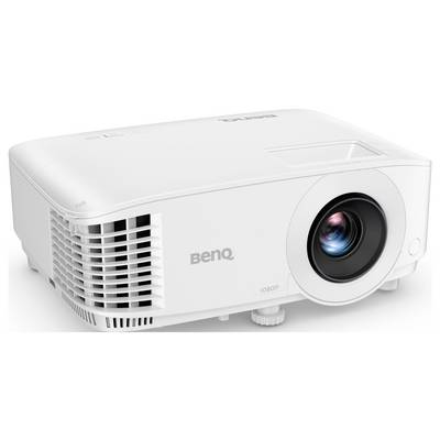 Proiettore BenQ bianco 1080P mostrato in una vista frontale-destra con lente, prese d'aria e pulsante di controllo visibili su uno sfondo bianco.