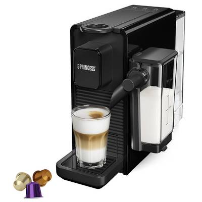 Macchina per il caffè Princess nera con contenitore per il latte, che serve un latte macchiato in un bicchiere; in basso a sinistra tre capsule di caffè.