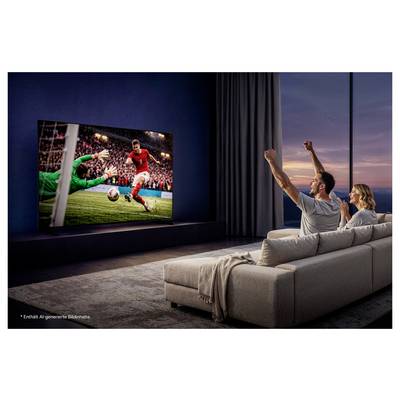 Una coppia che tifa durante una partita di calcio su una grande TV in un moderno soggiorno, con un giocatore che tira in porta superando il portiere.