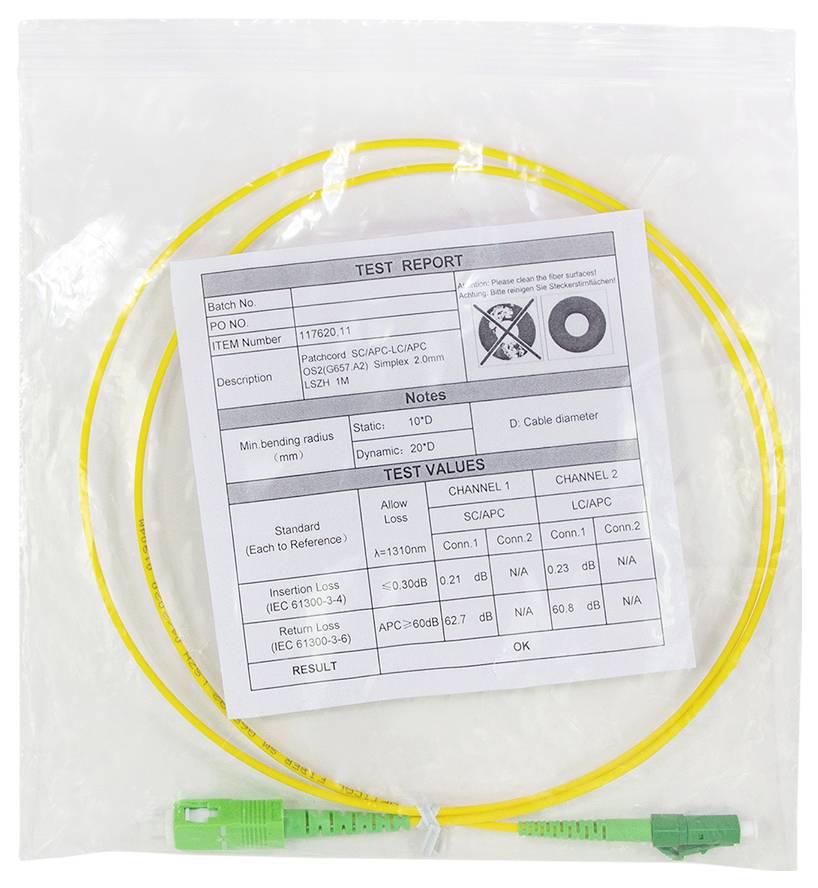 Cavo in fibra ottica giallo con connettori verdi nella confezione, etichettato con un foglio di "RAPPORTO DI PROVA" che mostra i risultati dei test e le specifiche.