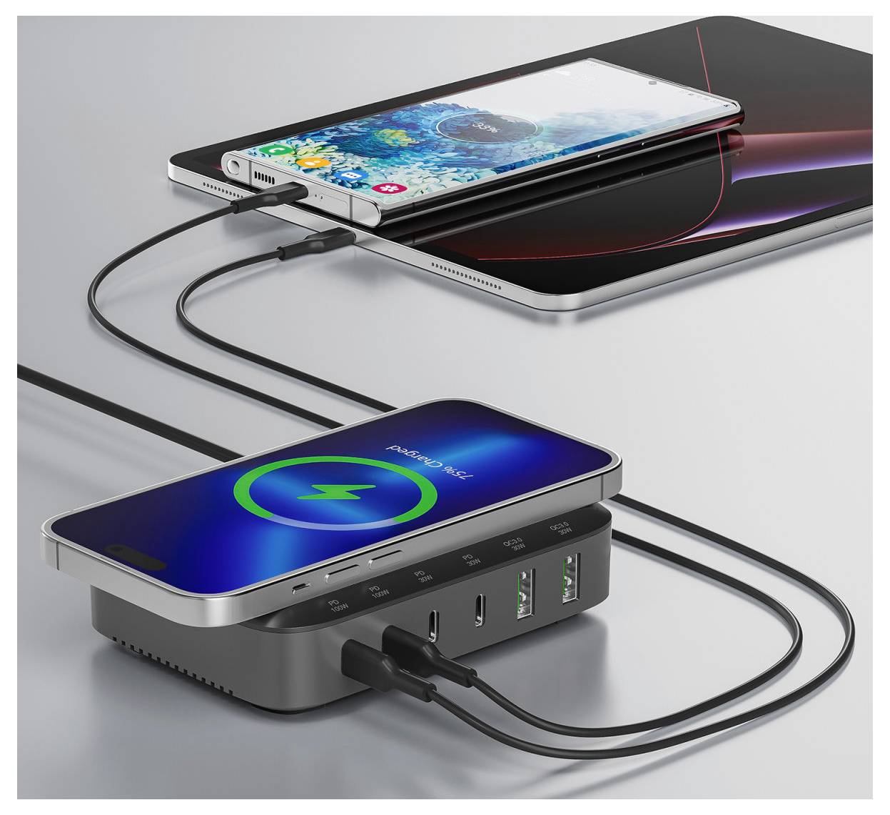 Due smartphone collegati tramite cavi a una base di ricarica; uno smartphone si trova sulla base in ricarica wireless, l'altro riposa sopra un tablet.