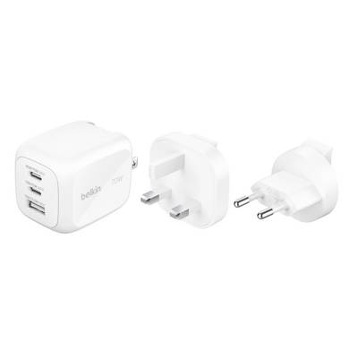 Caricabatterie da parete Belkin bianco da 70W con USB-C con due porte USB-C e una porta USB-A, mostrato con adattatori di spina intercambiabili per il Regno Unito e l'UE.