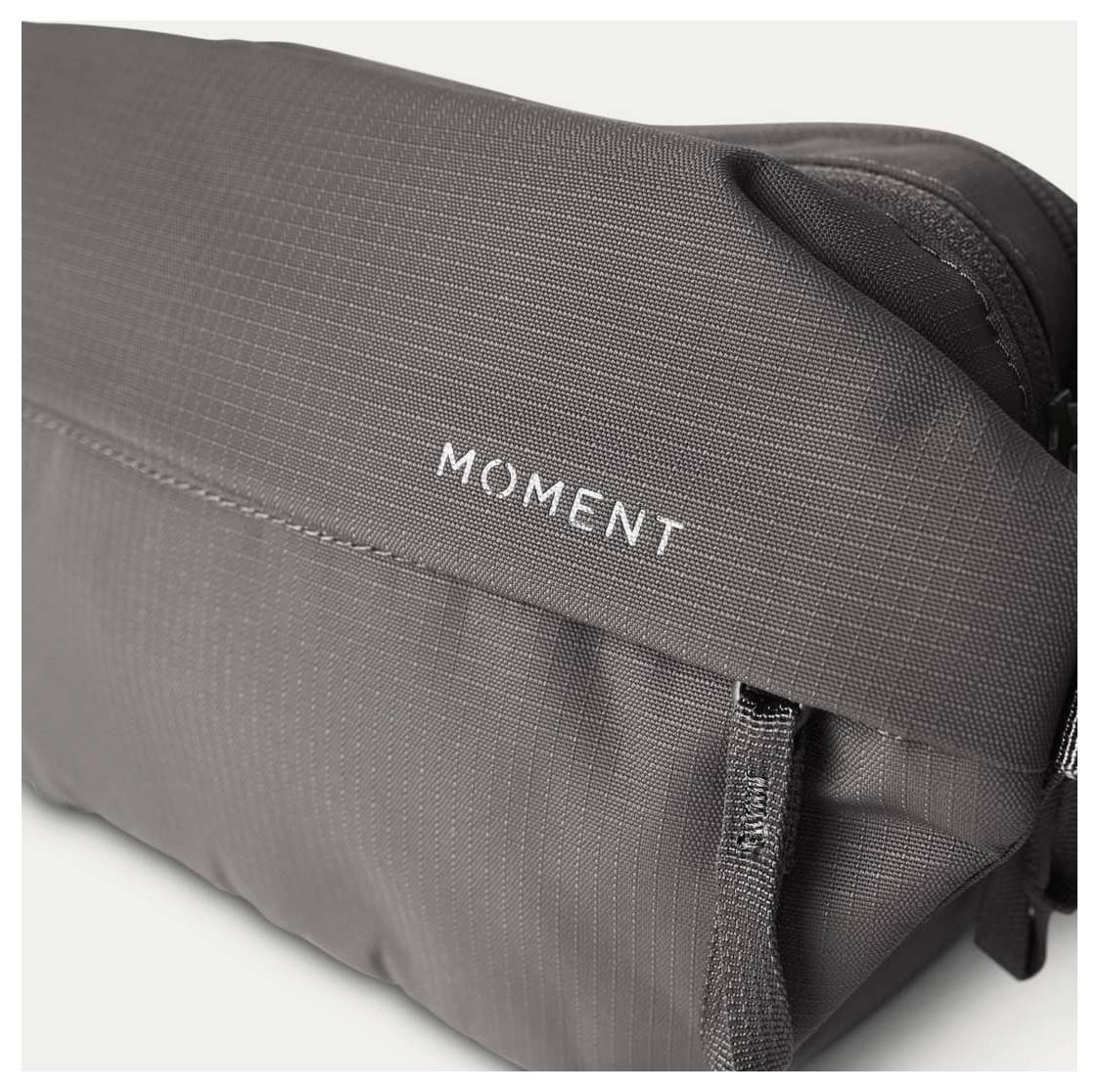 Borsa con zip o custodia per fotocamera di marca Gray Moment mostrata in primo piano.