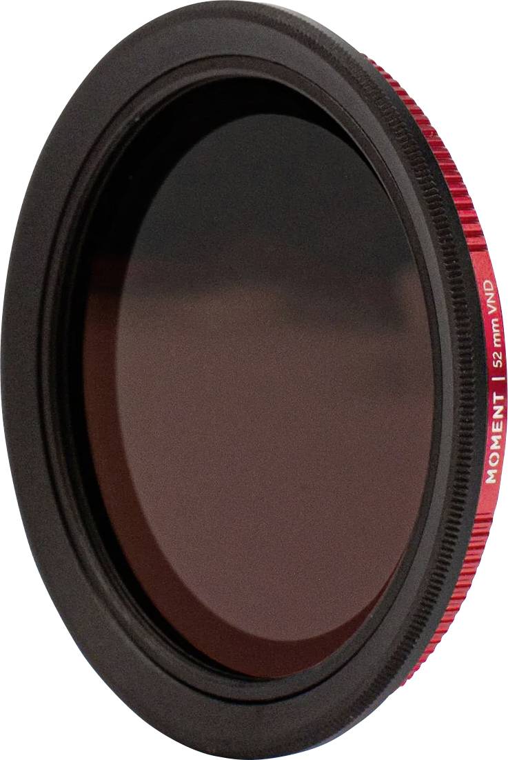 Filtro per obiettivo fotografico circolare nero con marcature di bordo rosso, mostrato in angolazione su sfondo bianco.