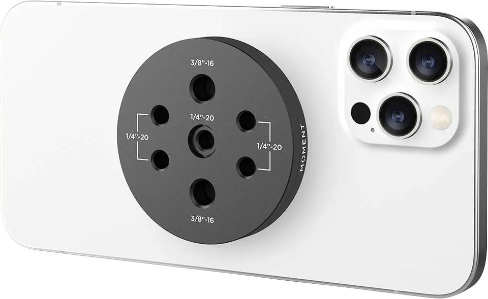 Smartphone con un grande supporto/adattatore circolare per fotocamera fissato al retro, posizionato accanto all'array di fotocamere posteriori a triplo obiettivo.