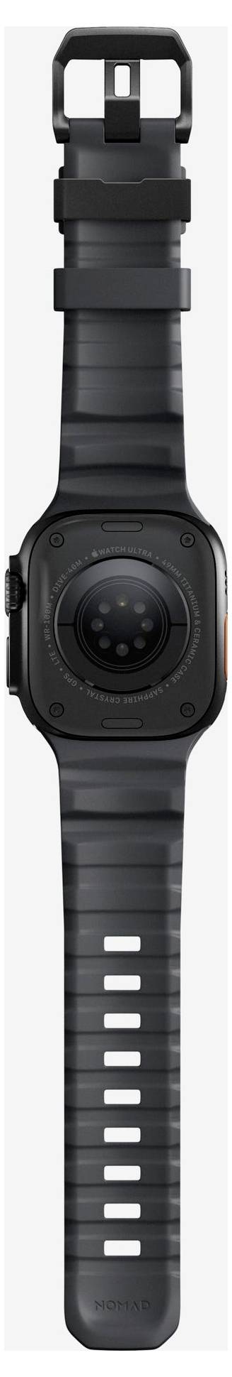 Vista frontale di uno smartwatch nero con quadrante rettangolare e cinturino in silicone testurizzato, mostrato verticalmente su uno sfondo bianco uniforme.
