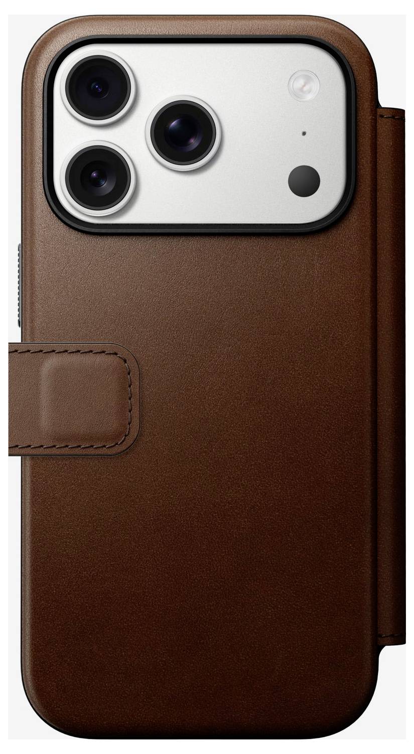 Custodia per telefono in pelle marrone con ritaglio per tre fotocamere e chiusura con aletta laterale, vista da dietro.
