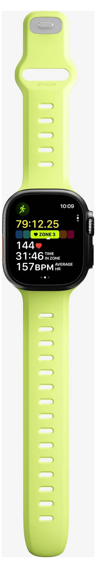 Un smartwatch verde neon con quadrante quadrato nero visualizza una schermata di allenamento fitness con ora, passi, calorie, distanza e frequenza cardiaca.