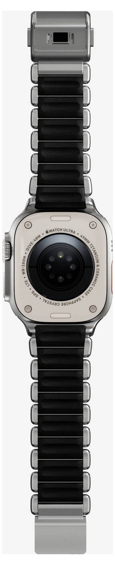 Vista frontale di uno smartwatch argentato con cinturino a maglie metalliche nere e display circolare scuro, centrato su sfondo bianco.