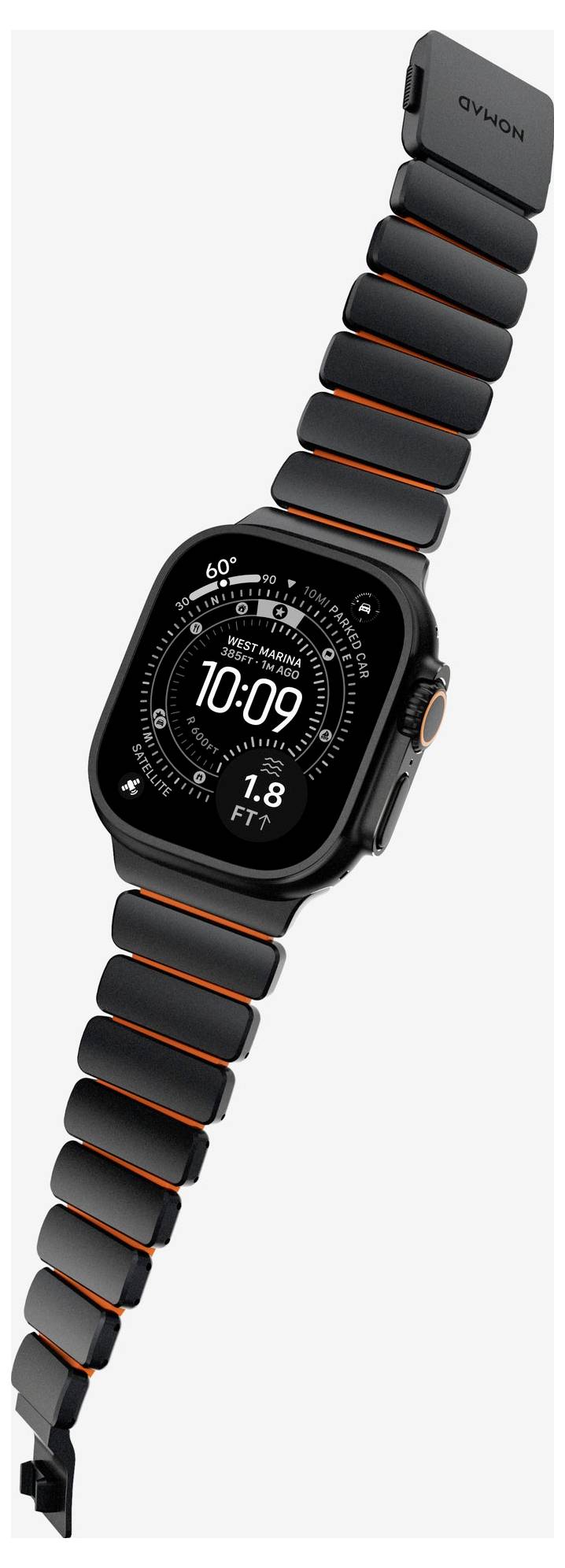 Smartwatch quadrato nero con cinturino segmentato con accenti arancioni, mostrato ad angolazione su sfondo bianco; il display mostra 10:09 e 1.8 FT.