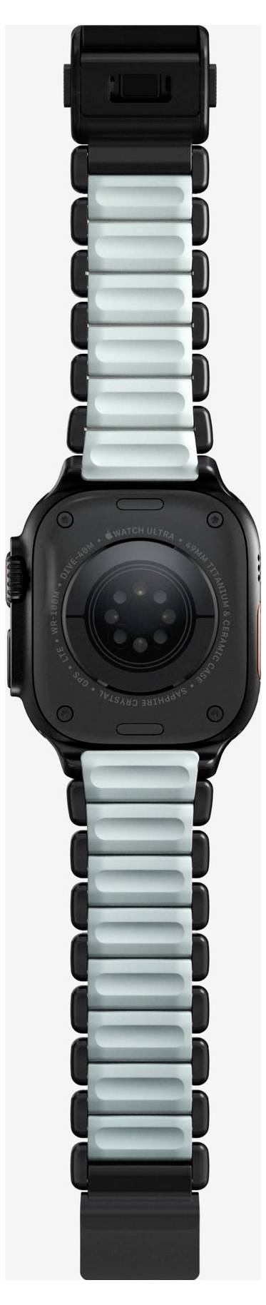 Smartwatch nero con quadrante scuro rotondo e cinturino segmentato azzurro chiaro, mostrato in vista frontale su sfondo bianco.