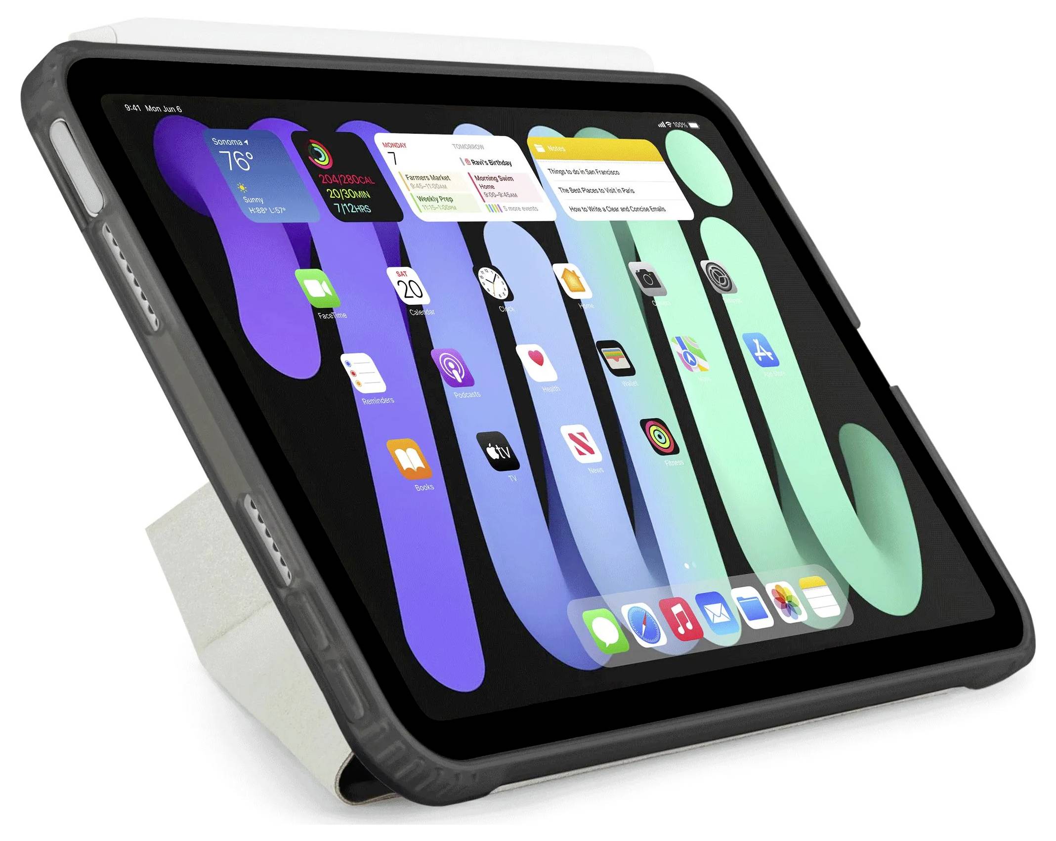 Un iPad in una custodia protettiva nera con supporto, che mostra la schermata iniziale con icone di app e widget.