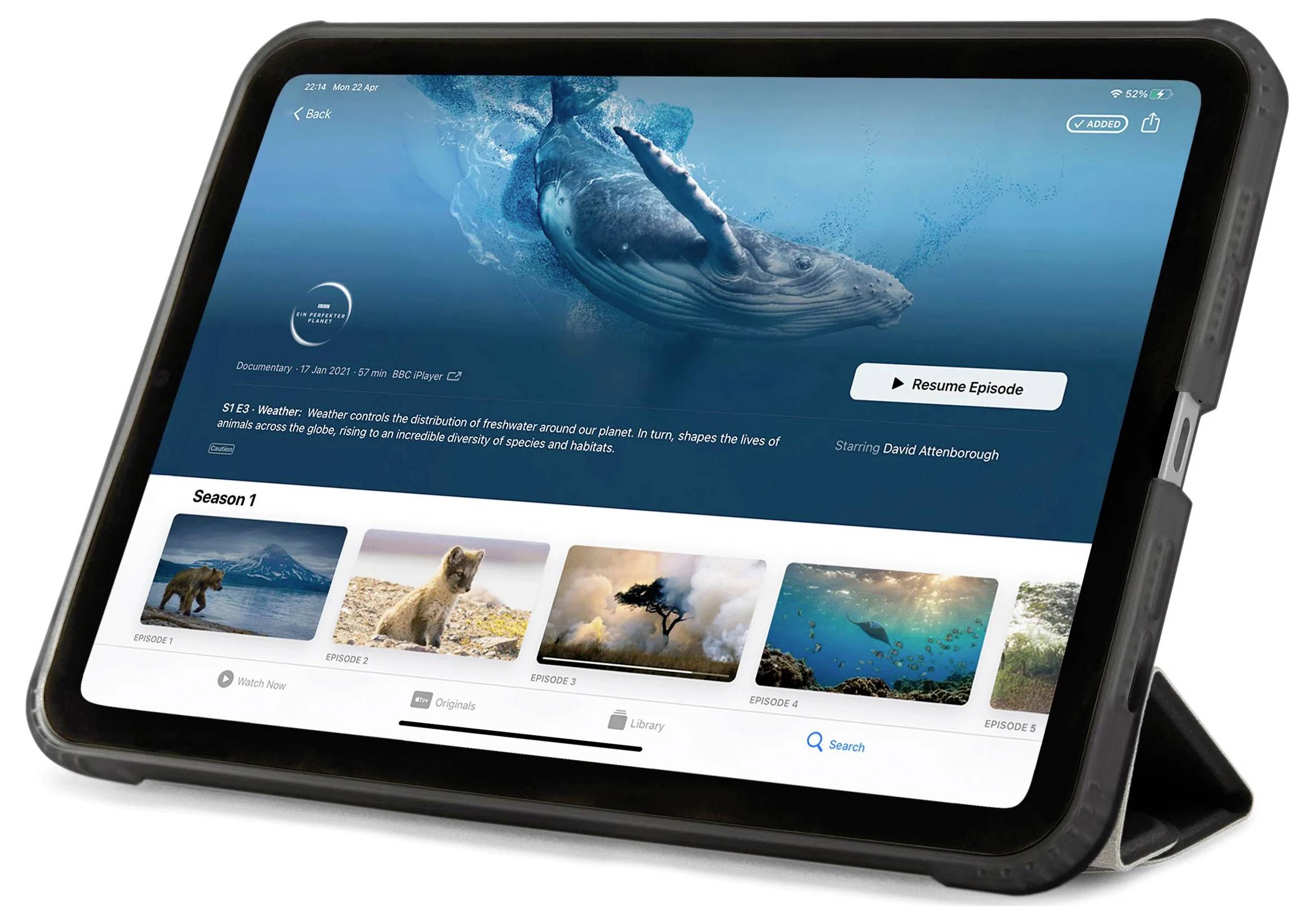 Tablet che visualizza un'app di documentario sulla fauna selvatica con un'immagine di una balena e un pulsante "Riprendi episodio", più miniature degli episodi in un elenco della stagione.