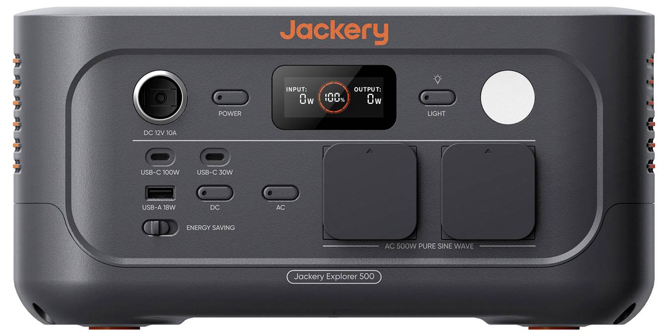Vista frontale di una stazione di alimentazione portatile Jackery Explorer 500 con display LCD, prese CA, porte USB, ingresso CC, pulsante di accensione e controllo della luce.