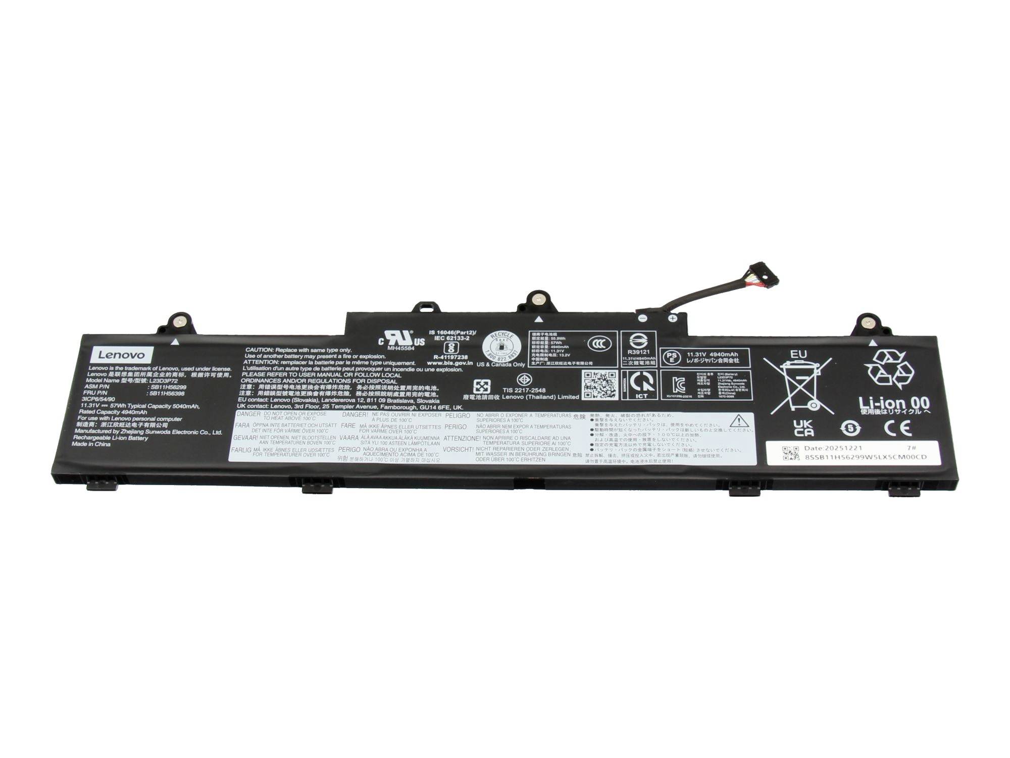 Batteria per laptop Lenovo con cavo di alimentazione allegato ed etichette normative su sfondo bianco.