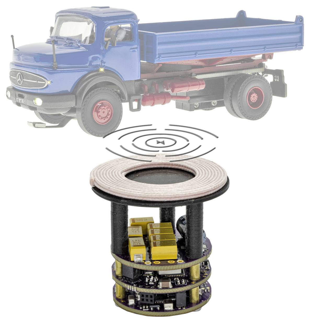 Camion ribaltabile blu sopra una stazione di ricarica wireless circolare, che mostra il concetto di ricarica di veicoli pesanti con un simbolo di potenza magnetica tra di loro.