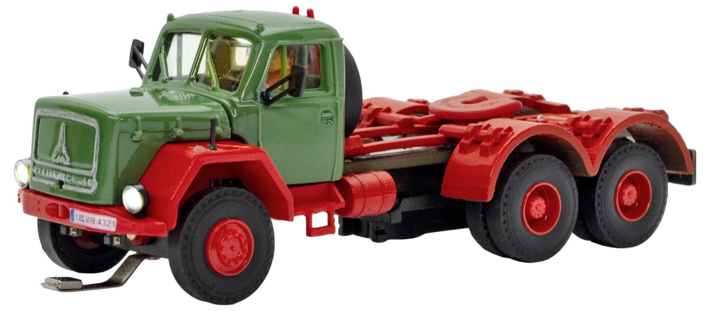 Modello di cabina e telaio di camion semi-vintage verde e rosso su sfondo bianco, mostrato in vista laterale.