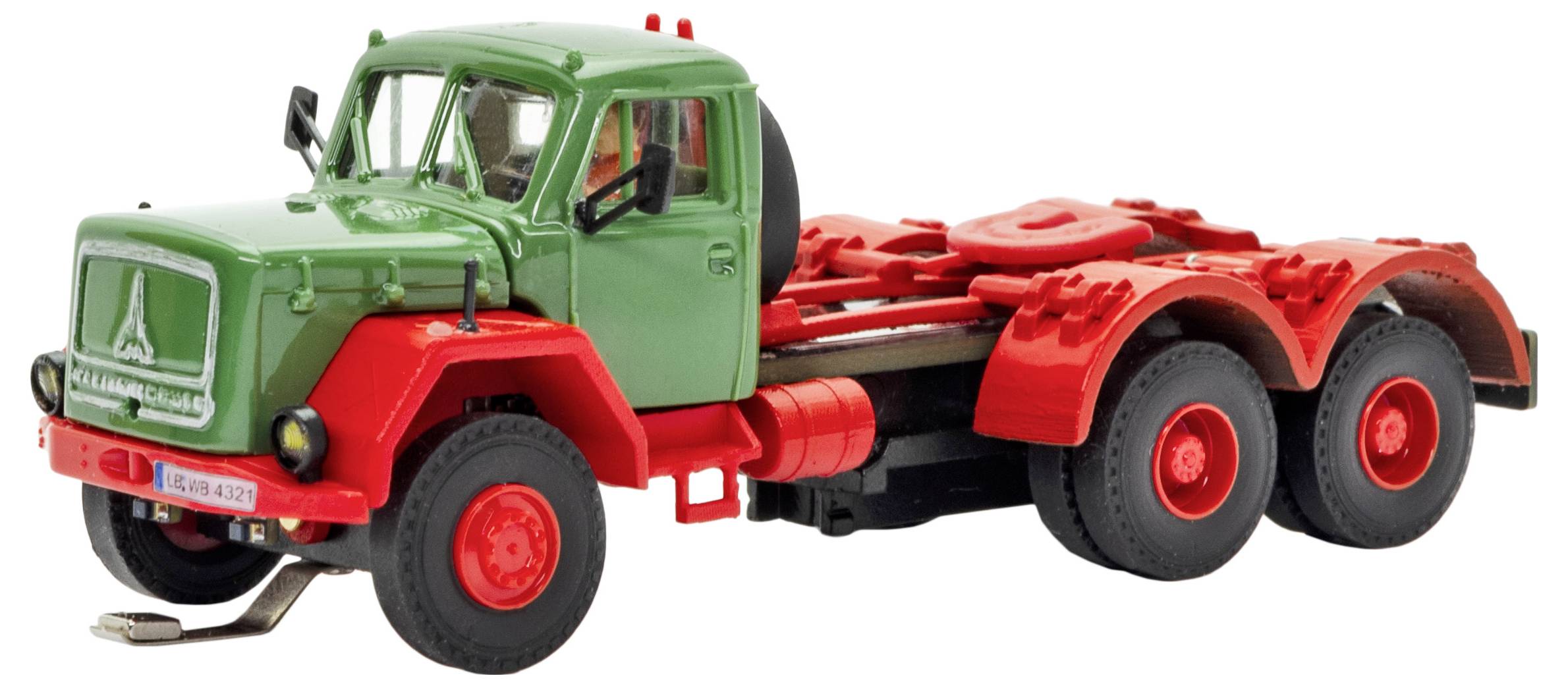 Cabina e telaio di un camion vintage a sei ruote verde e rosso su uno sfondo bianco, mostrato in vista laterale.