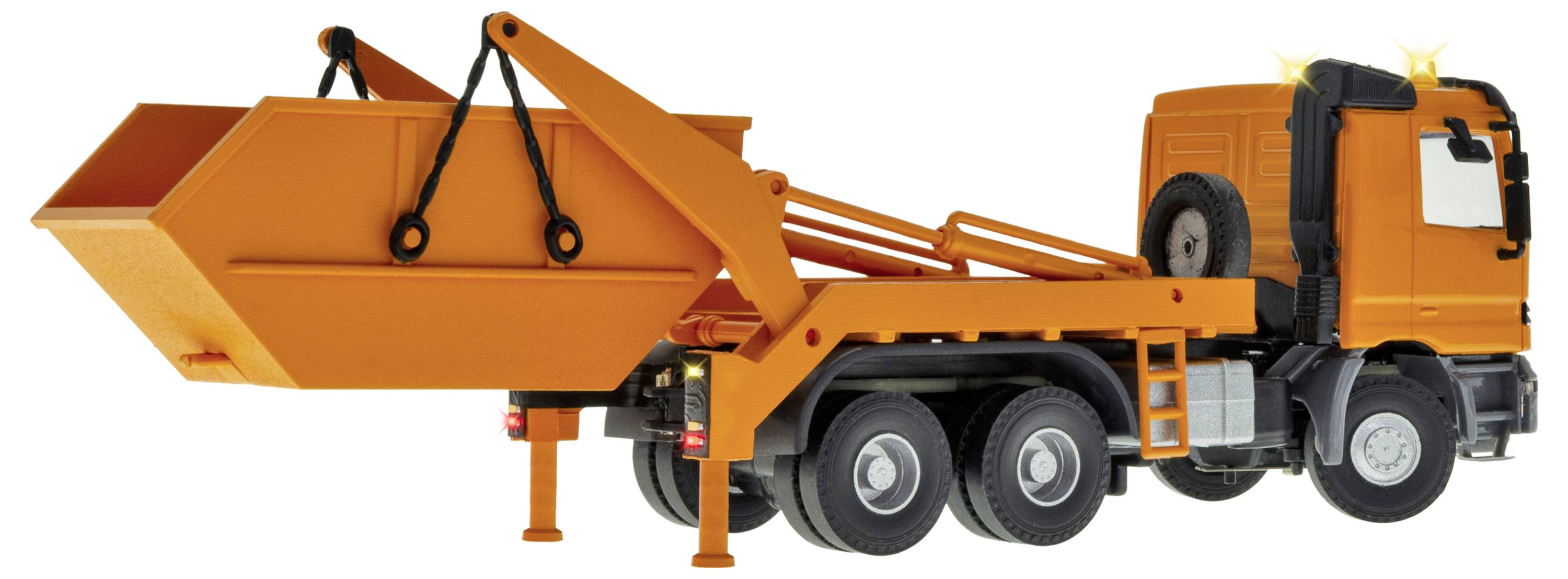 Camion ribaltabile arancione con cassone sollevato e bracci di sollevamento posteriori, mostrato in vista laterale su sfondo bianco.