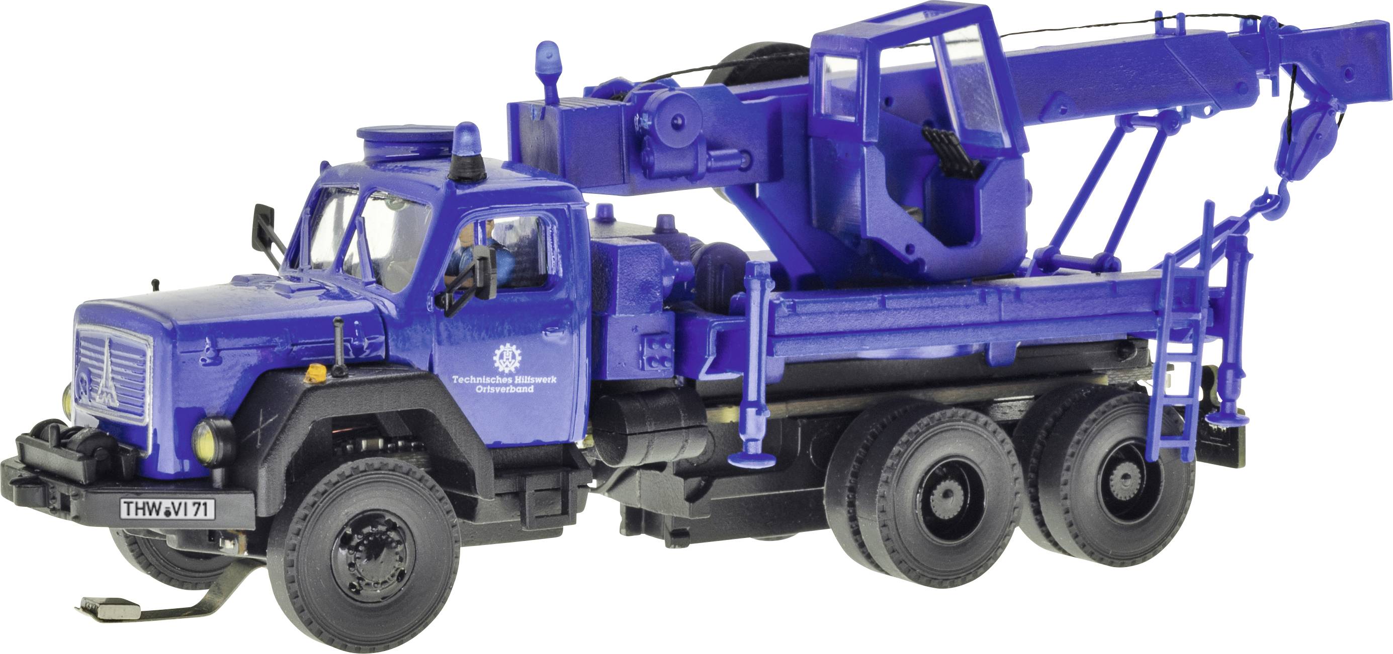 Camion blu a tre assi con una gru montata o un braccio elevatore aereo, mostrato in vista laterale su sfondo bianco.