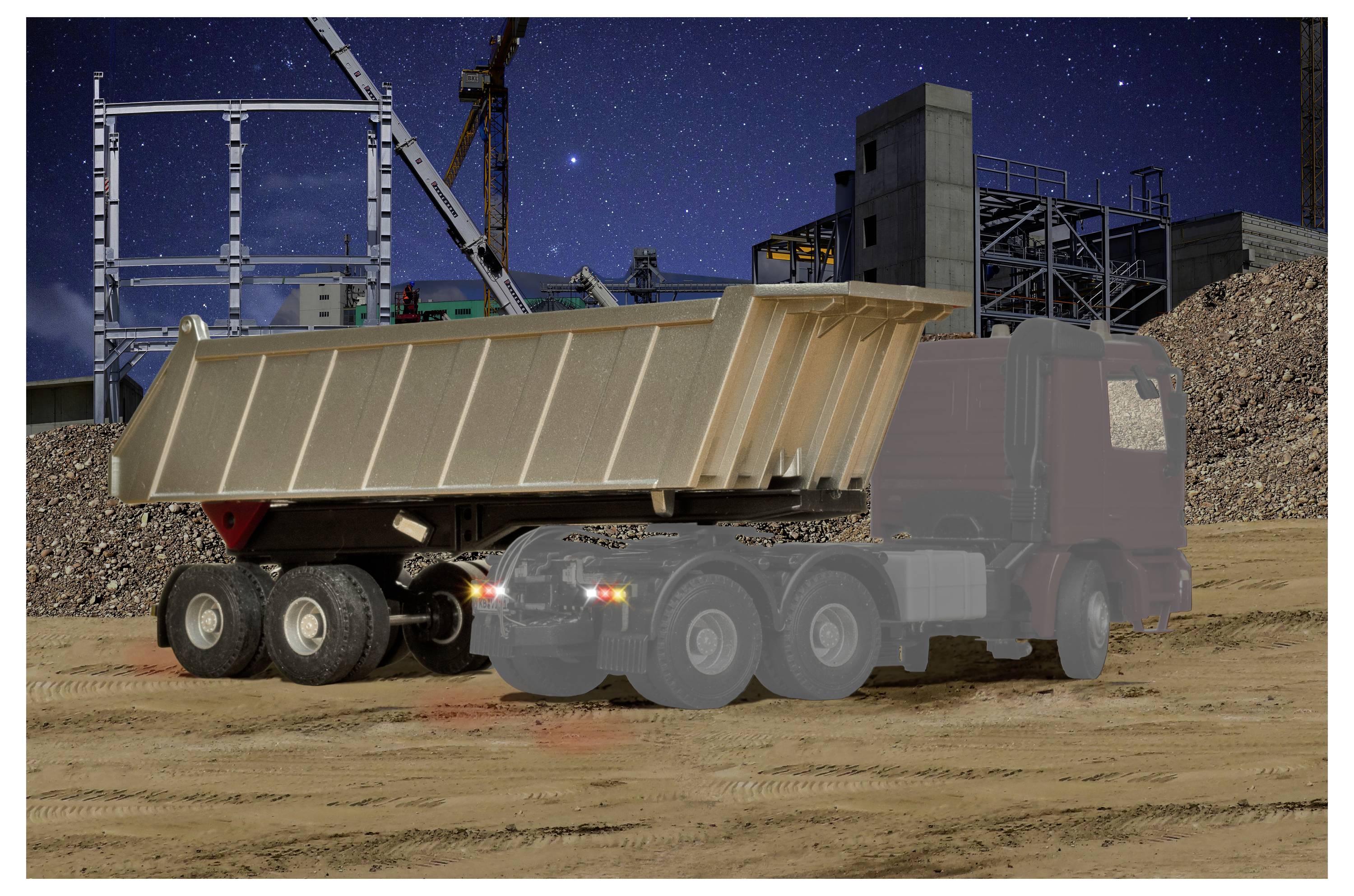 Un camion semi-articolato che scarica un grande carico di terra o ghiaia in un sito industriale di notte, con il camion mostrato semi-trasparente come se illustrasse l'operazione.