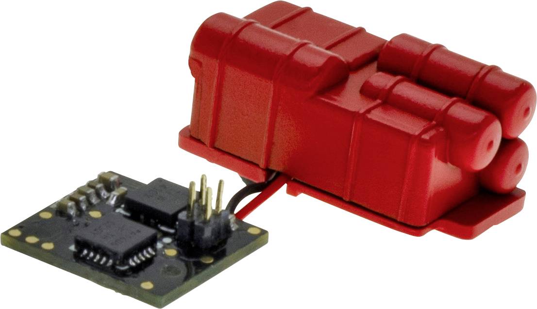 Piccola scheda elettronica collegata da fili a un pacco batteria multi-cella rosso.