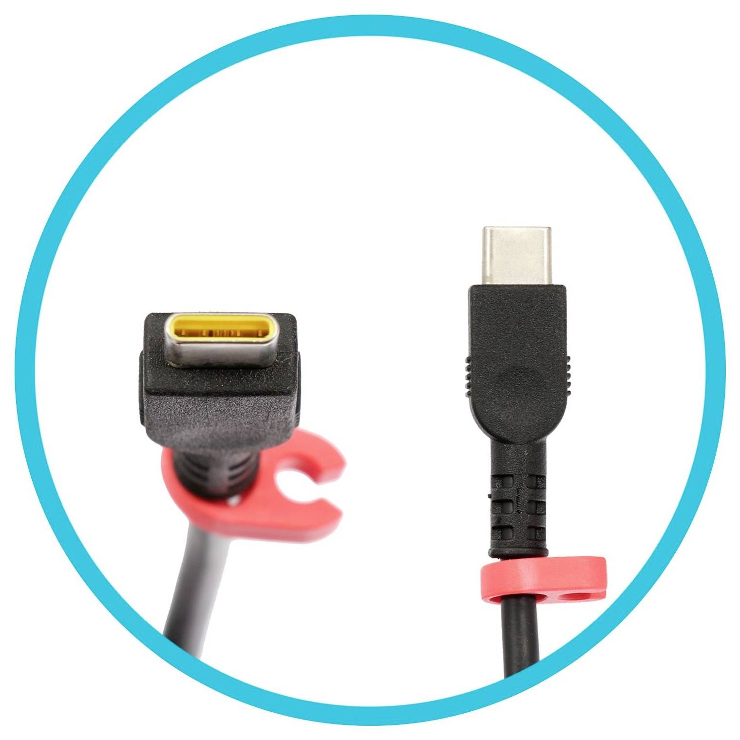 Primo piano di due estremità di cavo USB-C mostrate affiancate: un connettore angolato a destra sulla sinistra e un connettore diritto sulla destra.
