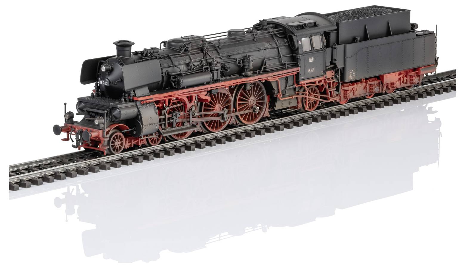 Locomotiva a vapore nera con ruote e sottocarro rossi su un breve tratto di binario, mostrata in vista laterale su uno sfondo bianco.