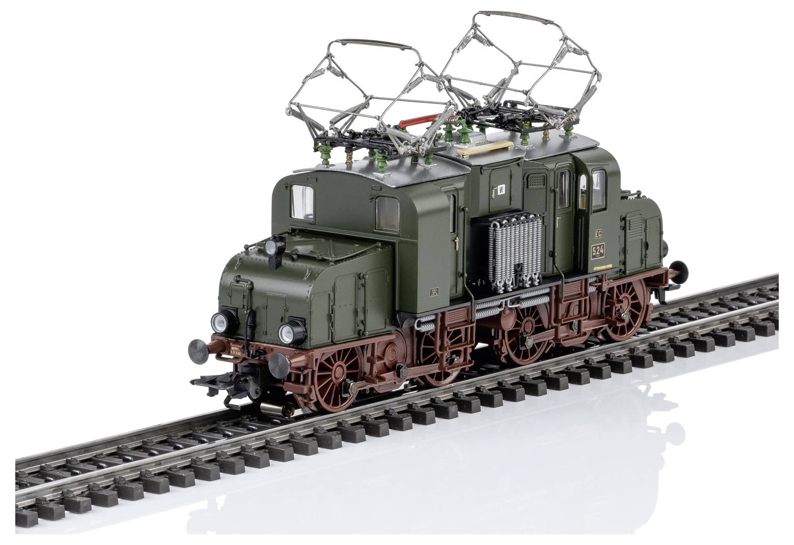Locomotiva elettrica modello verde su binari ferroviari, mostrata in vista a tre quarti con pantografi sollevati e ruote dettagliate.
