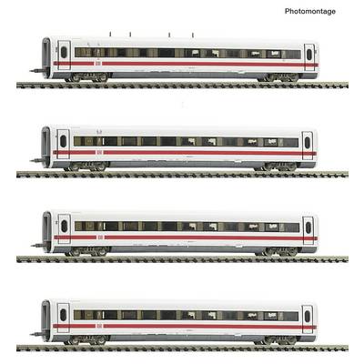Fotomontaggio che mostra quattro immagini in vista laterale di una carrozza passeggeri moderna di colore bianco con una striscia rossa, ognuna a lunghezze/configurazioni leggermente diverse.