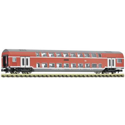 Carrozza ferroviaria passeggeri a due piani di colore rosso mostrata in vista laterale su binari.