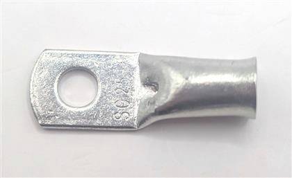 Capicorda elettrico in metallo con foro del terminale circolare e estremità del tubo crimpato su sfondo bianco.