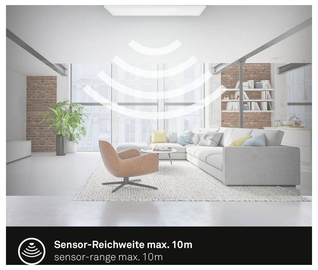 Esterno di una casa moderna al tramonto con un faretto di sicurezza con sensore di movimento che illumina l'ingresso e la porta del garage.