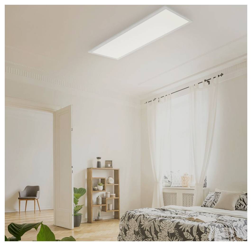 Camera da letto minimalista luminosa con letto con motivi, tende trasparenti, scaffale in legno, piante in vaso e una porta aperta verso una stanza adiacente.