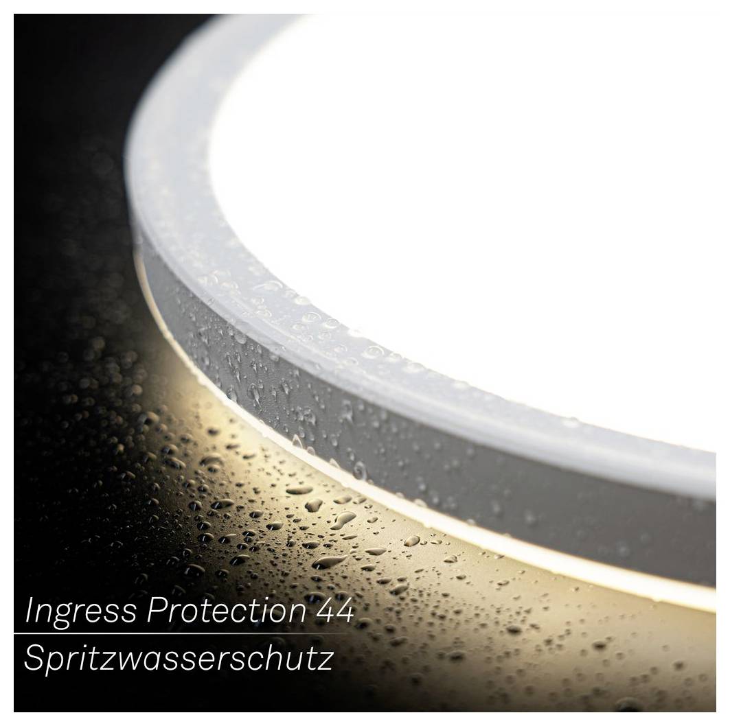 Primo piano del bordo di un dispositivo di illuminazione con gocce d'acqua, etichettato "Ingress Protection 44" e "Spritzwasserschutz", che indica protezione contro gli spruzzi.